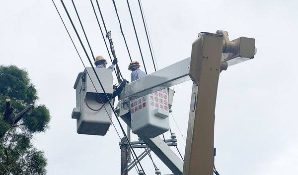 ▲台電桃園營業處工程人員在風雨中全力搶修。（圖／台電桃園營業處提供）