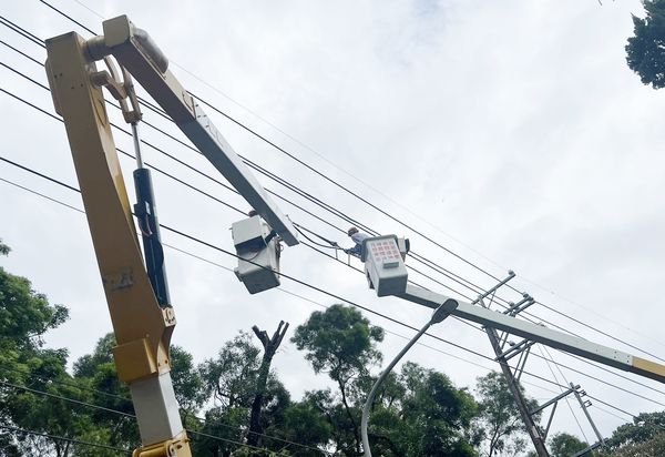 ▲中颱「凱米」帶來強風豪雨，造成桃園市13314戶停電，台電工程人員搶修中。（圖／台電桃園營業處提供）