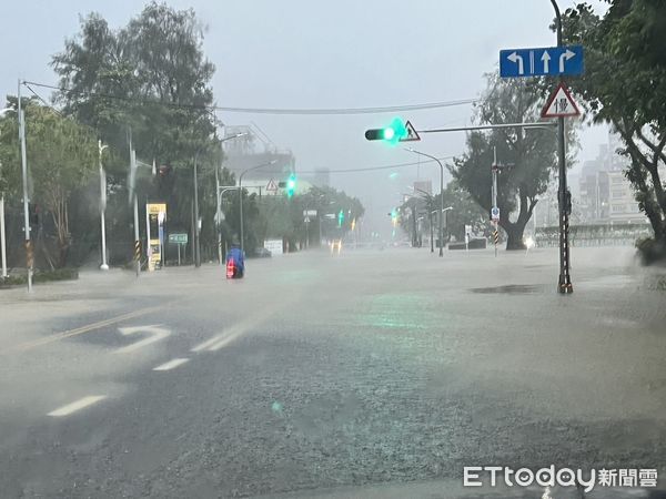 ▲高雄市鼓山分局周邊道路也淹水，被民眾說是分局受困             。（圖／記者吳奕靖翻攝）