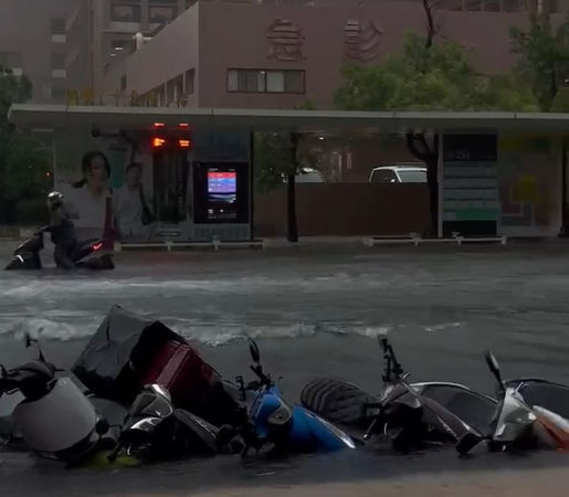 ▲▼高醫機車淹水             。（圖／民眾提供）