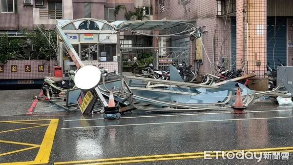 ▲▼             花蓮中正路門架倒塌。（圖／記者柯政誟攝）