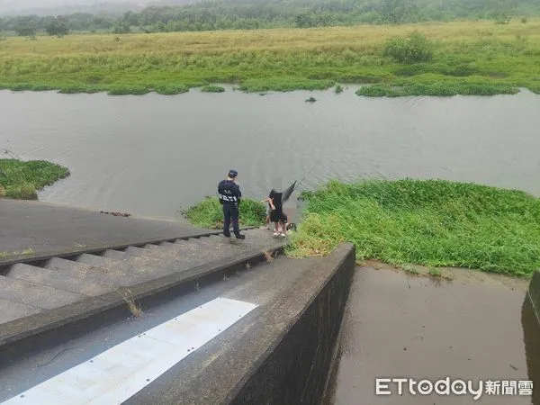 ▲▼有民眾不顧強颱凱米侵襲的危險，冒雨前往爬山、釣魚，甚至觀浪，台中警方共開出16張告誡單。（圖／警方提供，下同）