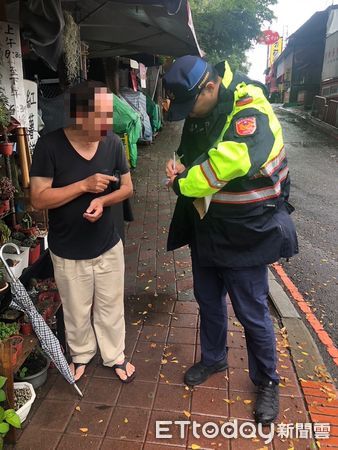 ▲▼有民眾不顧強颱凱米侵襲的危險，冒雨前往爬山、釣魚，甚至觀浪，台中警方共開出16張告誡單。（圖／警方提供，下同）