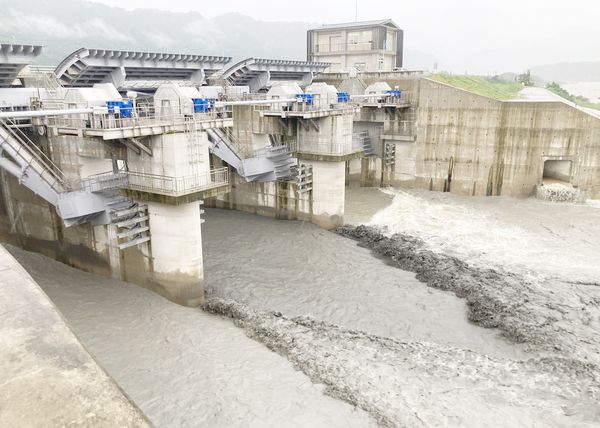 ▲中颱「凱米」帶來豐沛雨量，石門水庫今天上午啟用阿姆坪防淤隧道。（圖／北水分署提供）