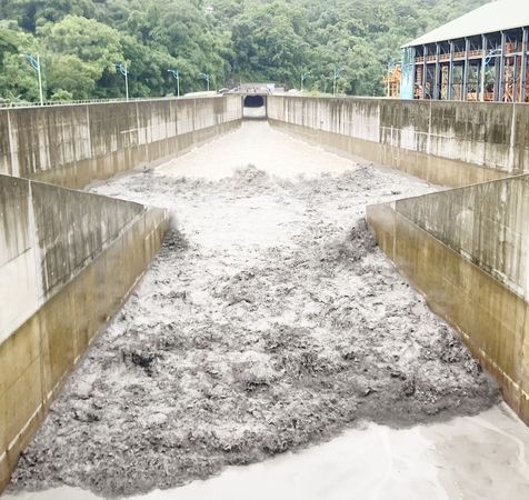 ▲中颱「凱米」帶來豐沛雨量，石門水庫今天啟用阿姆坪防淤隧道，將堆置淤泥沖刷至大漢溪。（圖／北水分署提供）