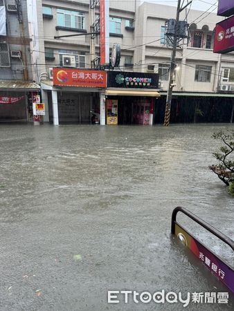 ▲▼恐怖豪雨彈猛炸！「高雄幾乎泡水裡」　陳其邁：接200件災情。（圖／記者賴文萱翻攝）