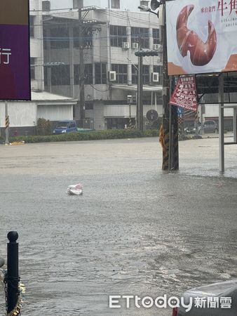 ▲▼恐怖豪雨彈猛炸！「高雄幾乎泡水裡」　陳其邁：接200件災情。（圖／記者賴文萱翻攝）