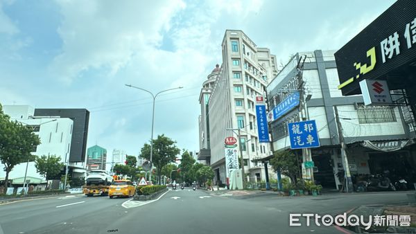 ▲▼   高雄,汽車,民族一路          。（圖／記者張雅雲攝）