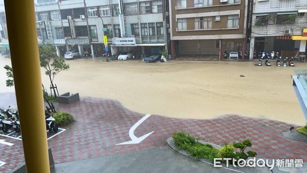 ▲鼓山分局門口道路已成黃泥流，民眾說可以換警艇了            。（圖／記者吳奕靖翻攝）