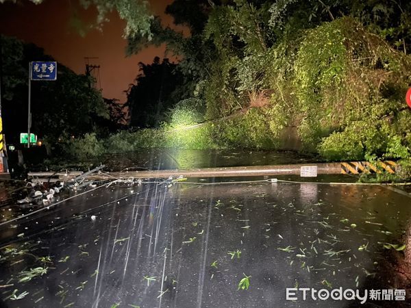 ▲凱米颱風強風豪雨一度造成南投縣逾4萬戶停電 ，仍有上萬戶待復電。（圖／台電南投區處提供）