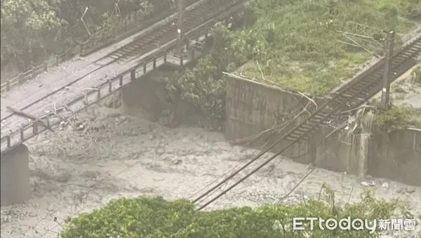 ▲台鐵小清水溪橋遭土石流沖垮。（圖／讀者提供）