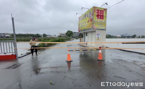 ▲凱米颱風強襲，雲林多處積淹水封路，虎尾四樓高大樹連拔倒地。（圖／記者蔡佩旻翻攝）