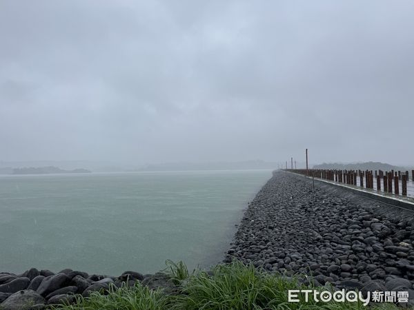 ▲▼  仁義潭水庫自然溢流通知，請下游民眾勿接近溢洪道週邊及進入行水區行動!   。（圖／台水第五區處提供）