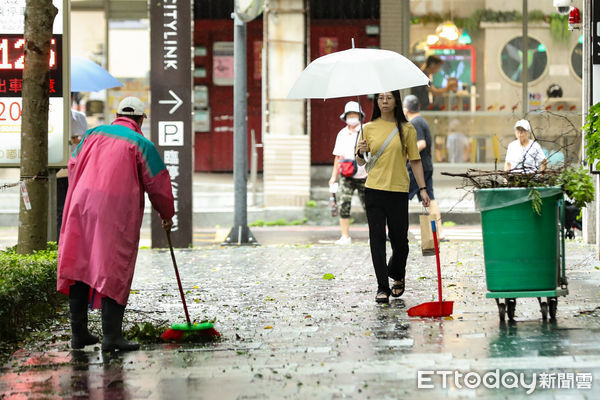 ▲▼凱米颱風逐漸遠離，北市街頭風雨趨緩,天氣,行人路權,路人,雷雨,口罩,斑馬線,過馬路,大雨,大雷雨,下雨,雨天,豪大雨,午後雷陣雨,梅雨,降雨,氣象,豪雨,颱風外圍環流,西南氣流,滯留鋒面,撐傘,雨傘,陰雨綿綿,潮濕,濕度,熱對流,天氣配圖。（圖／記者李毓康攝）