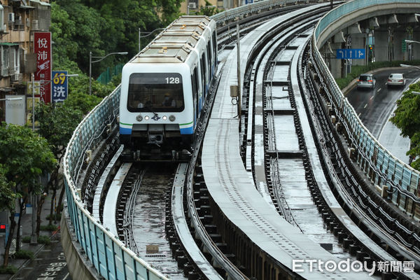 ▲▼凱米颱風逐漸遠離，北部風雨趨緩，台北捷運全線恢復正常運行，視狀況及風速彈性調整班距,台北捷運,文湖線,交通運輸,大眾運輸,北捷,通勤,房地產,內湖,高架段落。（圖／記者李毓康攝）