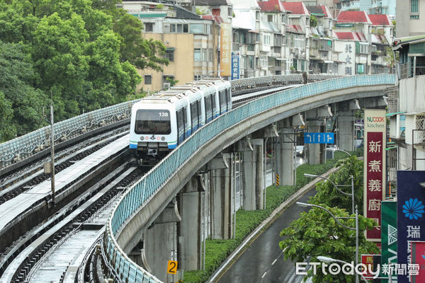 ▲▼凱米颱風逐漸遠離，北部風雨趨緩，台北捷運全線恢復正常運行，視狀況及風速彈性調整班距,台北捷運,文湖線,交通運輸,大眾運輸,北捷,通勤,房地產,內湖,高架段落。（圖／記者李毓康攝）