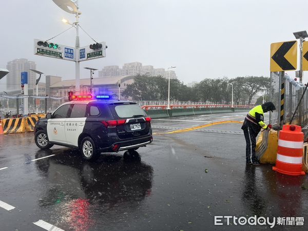 ▲▼五甲媽祖港橋東西向封閉。（圖／記者賴文萱翻攝）