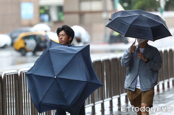 ▲北台灣仍未脫離凱米颱風影響，北市民眾冒風雨出門。（圖／記者林敬旻攝）