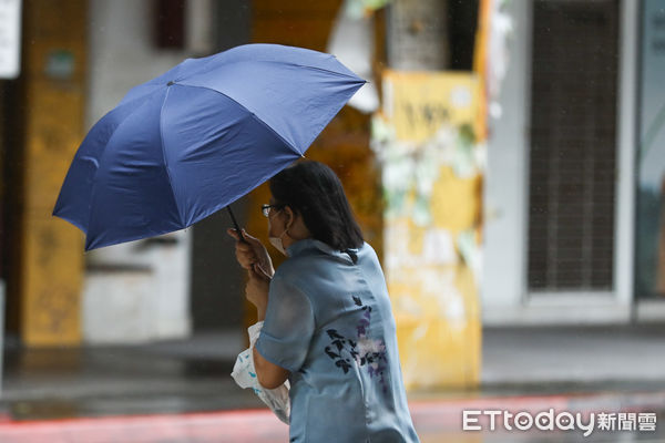 ▲北台灣仍未脫離凱米颱風影響，北市民眾冒風雨出門。（圖／記者林敬旻攝）