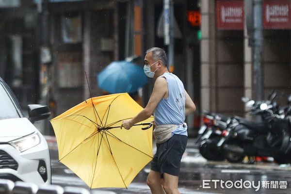 ▲北台灣仍未脫離凱米颱風影響，北市民眾冒風雨出門。（圖／記者林敬旻攝）