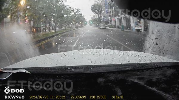 ▲高雄鼓山九如四路的淹水情況，車好像開在溪流當中             。（圖／記者吳奕靖攝）