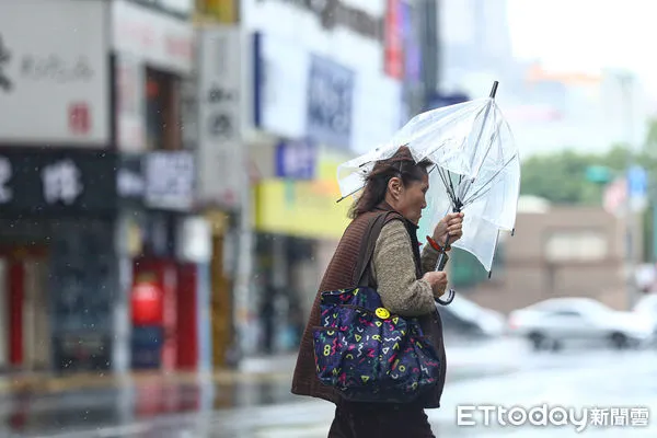 ▲北台灣仍未脫離凱米颱風影響，北市民眾冒風雨出門。（圖／記者林敬旻攝）