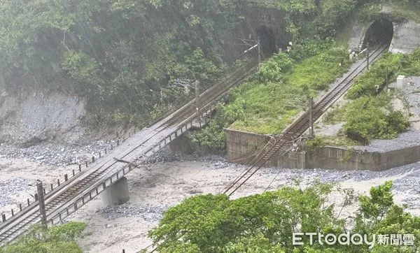 ▲▼台鐵和仁隧道口路段遭土石淹沒，小清水溪橋被沖毀。（圖／讀者提供）