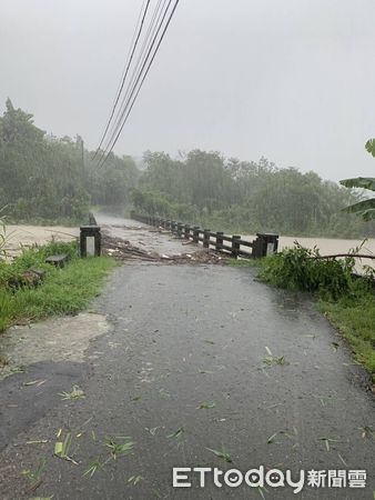 ▲台南市警玉井分局目前已協助玉井、楠西及南化區公所執行預防性撤離保全戶共計76戶、193人。（圖／記者林東良翻攝，下同）