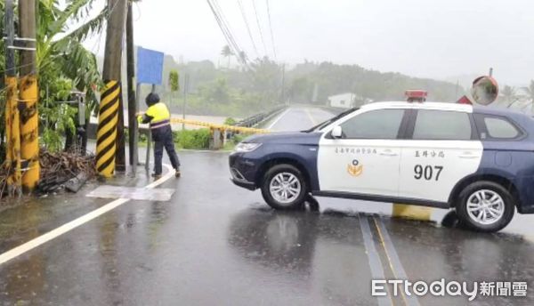 ▲台南市警玉井分局目前已協助玉井、楠西及南化區公所執行預防性撤離保全戶共計76戶、193人。（圖／記者林東良翻攝，下同）