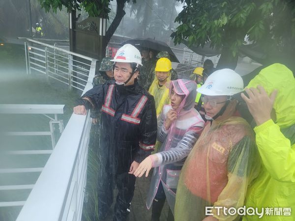 ▲▼旗山溪滿水位溢堤！陳其邁急勘災，凱米強灌「高雄雨量破千毫米」。（圖／記者賴文萱翻攝）