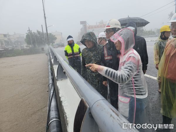 ▲▼旗山溪滿水位溢堤！陳其邁急勘災，凱米強灌「高雄雨量破千毫米」。（圖／記者賴文萱翻攝）