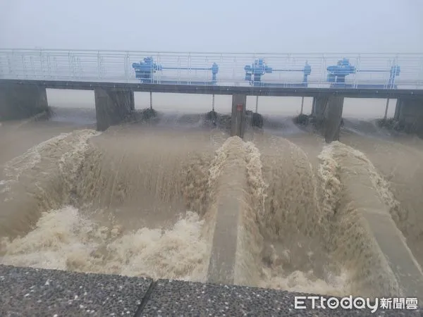 ▲▼旗山溪滿水位溢堤！陳其邁急勘災，凱米強灌「高雄雨量破千毫米」。（圖／記者賴文萱翻攝）