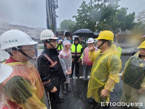 ▲▼旗山溪滿水位溢堤！陳其邁急勘災，凱米強灌「高雄雨量破千毫米」。（圖／記者賴文萱翻攝）