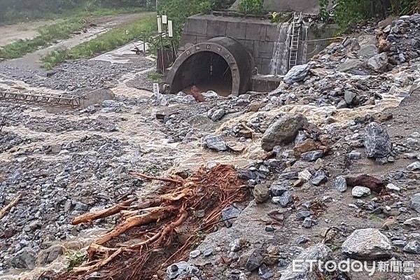 ▲▼台鐵和仁隧道口路段遭土石淹沒，小清水溪橋被沖毀。（圖／讀者提供） 