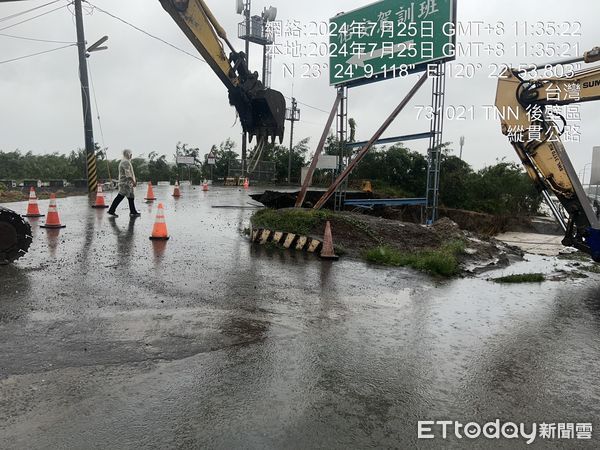 ▲八掌溪位於後壁區與嘉義縣水上鄉台1線交界之八掌溪橋旁堤防，受水流衝擊發生破損，產生缺口，台南市政府及第五河川分署搶修。（圖／記者林東良翻攝，下同）