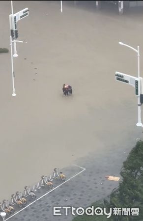 ▲▼美術館淹成河！消防隊冒雨涉水「背出病患」　感人畫面曝。（圖／記者吳奕靖翻攝）