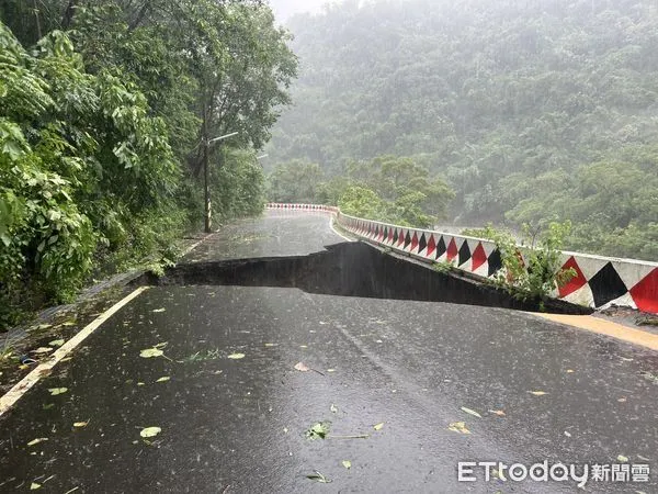 ▲信義鄉雙龍村光復巷往部落方向道路坍崩、整塊路面消失，已全線封閉、禁止車輛通行。（圖／記者高堂堯翻攝）