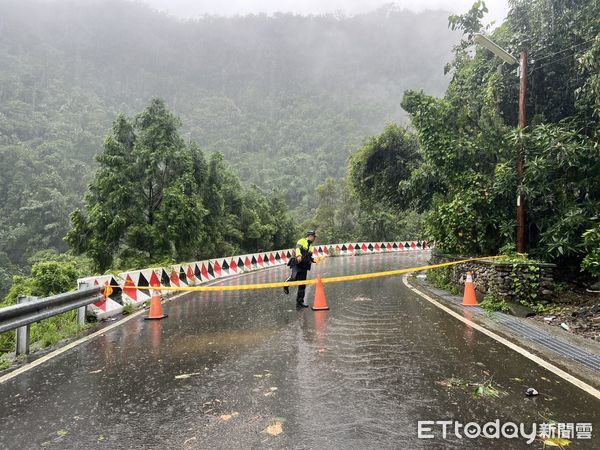 ▲信義鄉雙龍村光復巷往部落方向道路坍崩，全線封閉、禁止車輛通行。（圖／記者高堂堯翻攝）