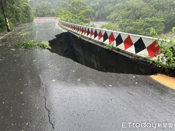 ▲信義鄉雙龍村光復巷往部落方向道路坍崩，全線封閉、禁止車輛通行。（圖／記者高堂堯翻攝）