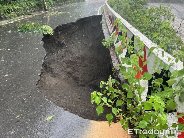 ▲信義鄉雙龍村光復巷往部落方向道路坍崩，全線封閉、禁止車輛通行。（圖／記者高堂堯翻攝）