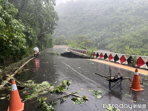 ▲信義鄉雙龍村光復巷往部落方向道路坍崩，全線封閉、禁止車輛通行。（圖／記者高堂堯翻攝）