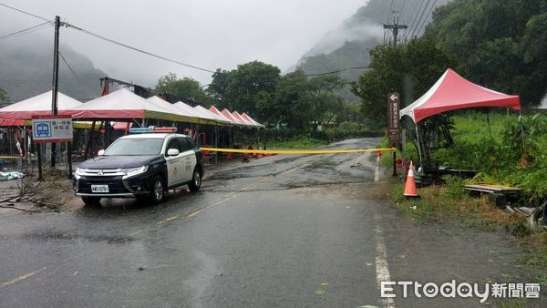 ▲信義鄉雙龍村光復巷往部落方向道路坍崩，全線封閉、禁止車輛通行。（圖／記者高堂堯翻攝）