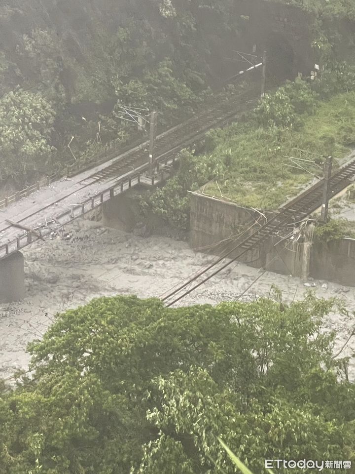 ▲▼台鐵小清水橋遭土石流沖垮，崇德到和仁間軌道遭淹沒。（圖／讀者提供）