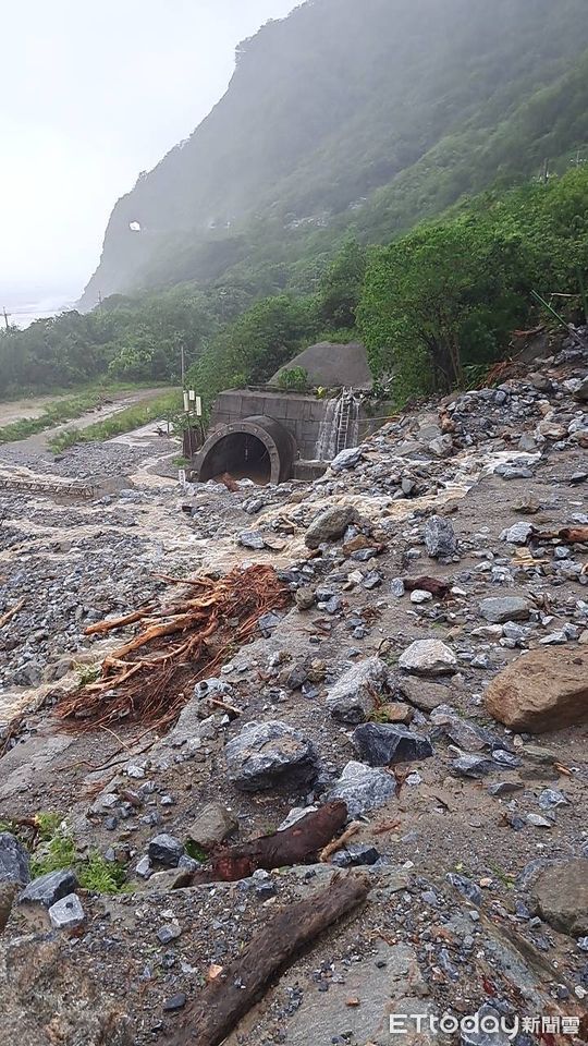 ▲▼台鐵和仁到崇德路段遭土石淹沒。（圖／讀者提供）