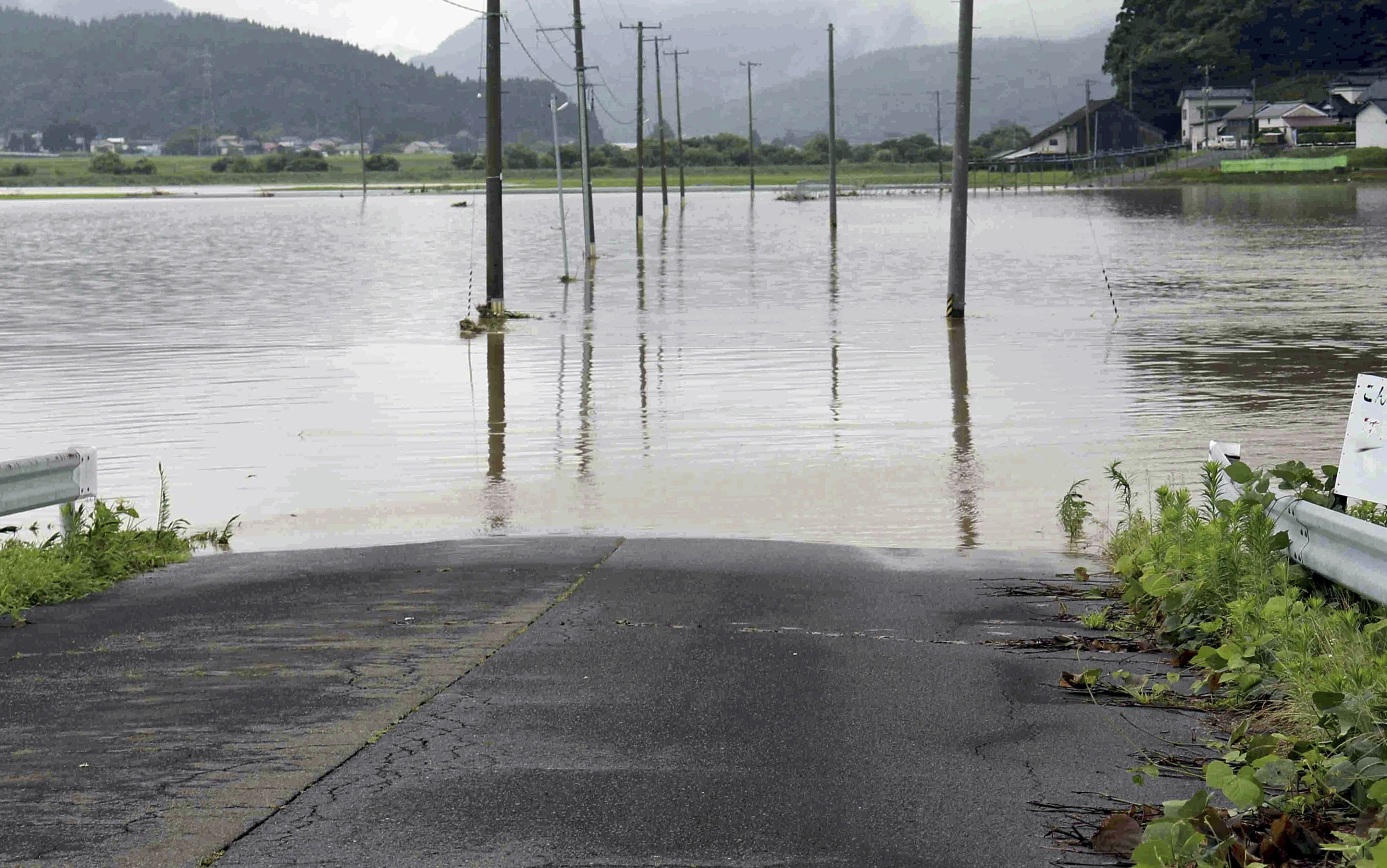 ▲▼日本山形縣、秋田縣25日迎來暴雨。秋田縣由利本莊市的石澤川潰堤氾濫。（圖／達志影像／美聯社）