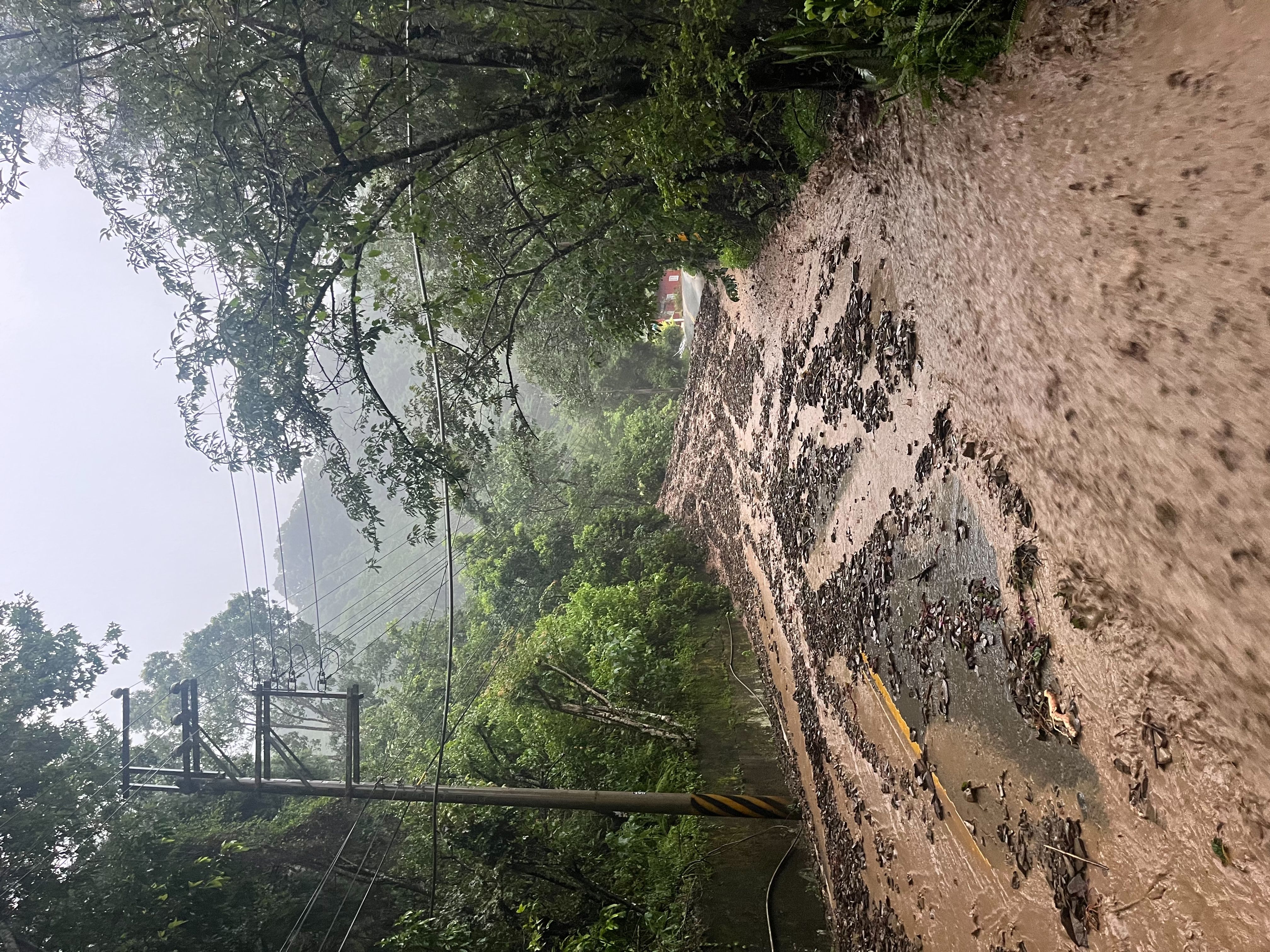 ▲奧萬大園區聯外道路3K處遭土石泥流淹沒。（圖／林業保育署南投分署提供）