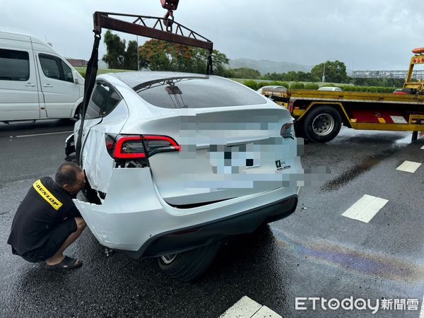 ▲▼趙男駕駛特斯拉休旅車在國道3號北上翻覆。（圖／記者陸運陞翻攝）