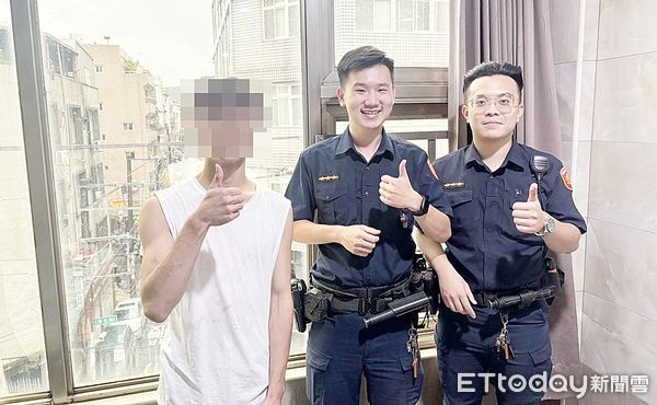 ▲桃園警分局青溪派出所3名員警協助陳姓男子關閉落地窗戶，陳男事後感謝不已。（圖／記者沈繼昌翻攝）