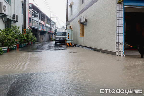 ▲▼  翁章梁視察水上鄉淹水情形  。（圖／嘉義縣政府提供）