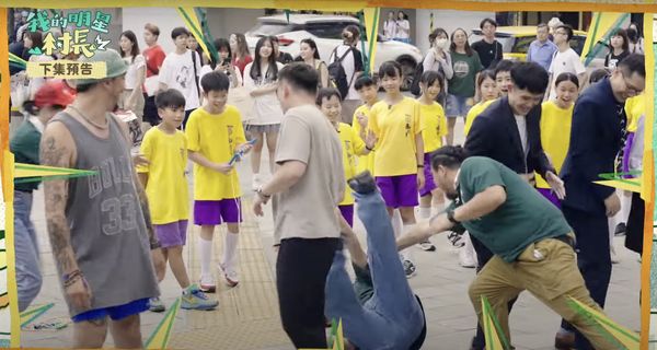 ▲《我的明星村長》卜學亮（右二）挑戰跳繩任務不慎跌倒。（圖／好看娛樂）